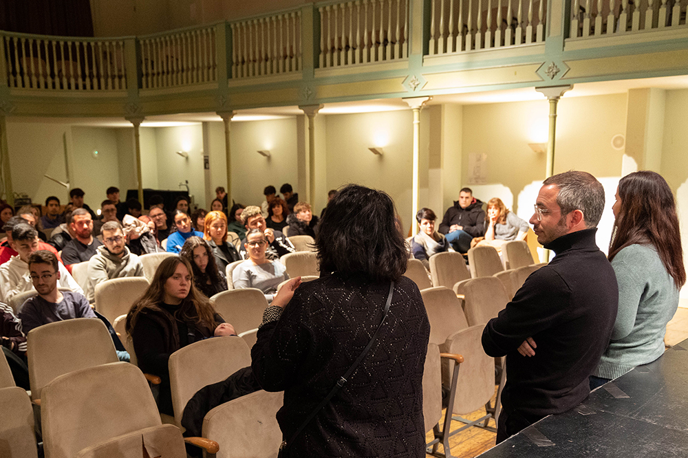 Acte de signatura dels ajuts municipals per a joves a Cal Ninyo