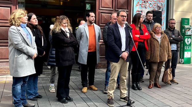 Minut de silenci a l'Ajuntament de Sant Boi en condol per les víctimes de l'incendi a Valencia