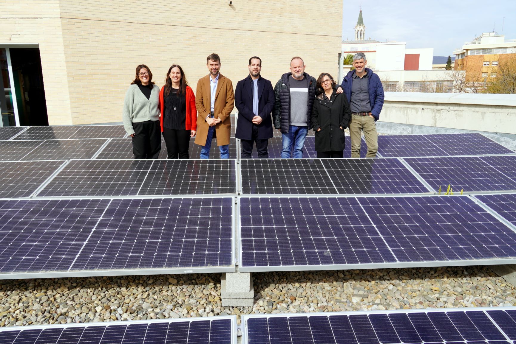 El diputat Marc Serra ha visitat les plaques solars de l'Escola Gaudí acompanyat per responsables municipals