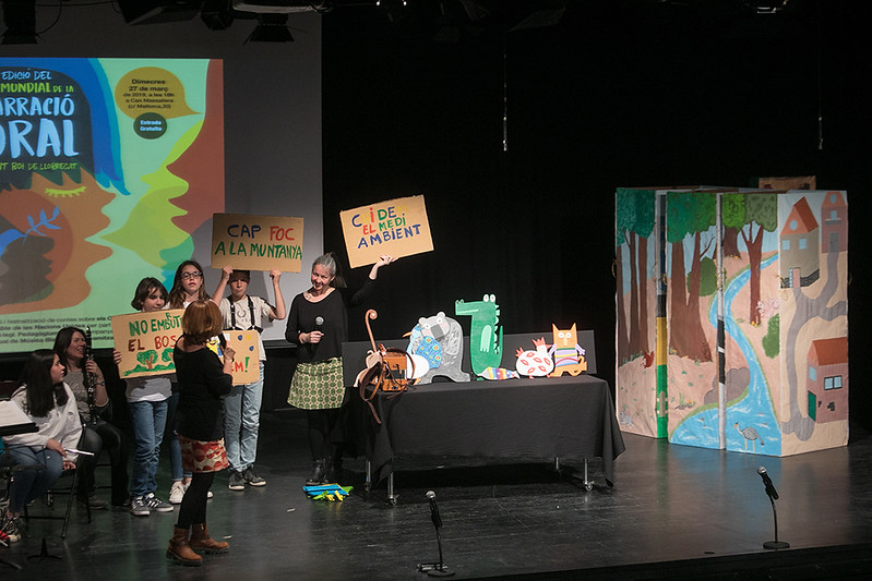 nens i nens al teatre de Can Massallera en una edició del Dia de la Narració oral 