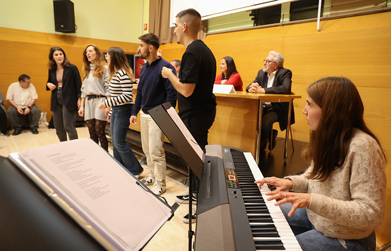 Una actuació musical durant l'acte d'inauguració