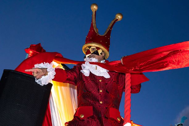 El Rei Carnestoltes encapçala la rua de Carnaval a Sant Boi, el Carnaboi