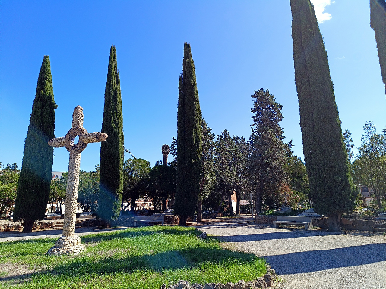 Cementiri Sant Boi, zona amb xiprers