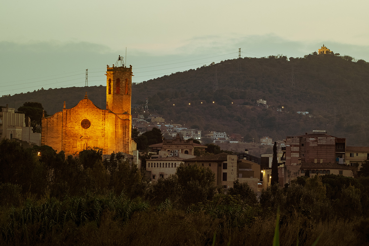 façana dela ciutat de Sant Boi vista des del riu