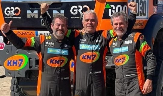 Xavier Ribas, Jordi Juvanteny i José Luis Criado, de l'equip KH7 Ecovergy, celebren la victòria al Dakar