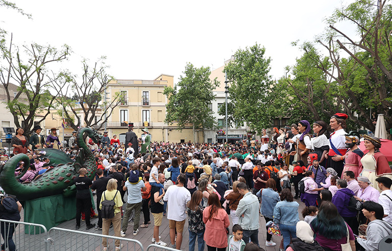 plaça de l'Ajuntament plena de gegants i persones