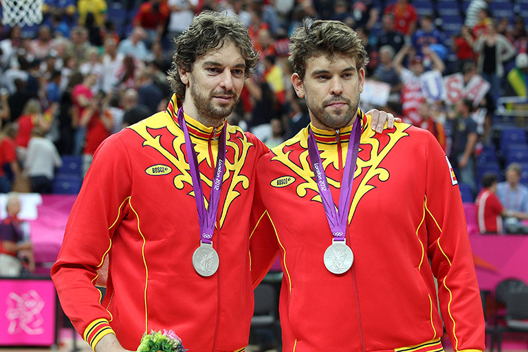 Marc i Pau Gasol celebren una victòria amb la selecció