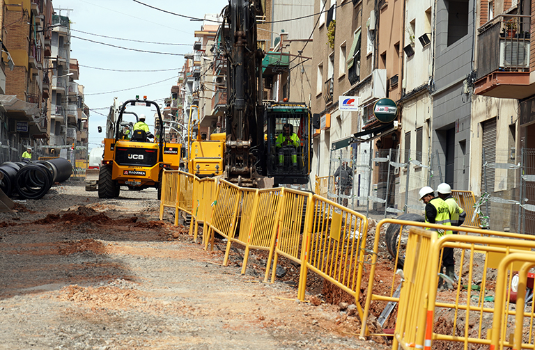 Operaris i màquines treballant al carrer de Jaume Balmes