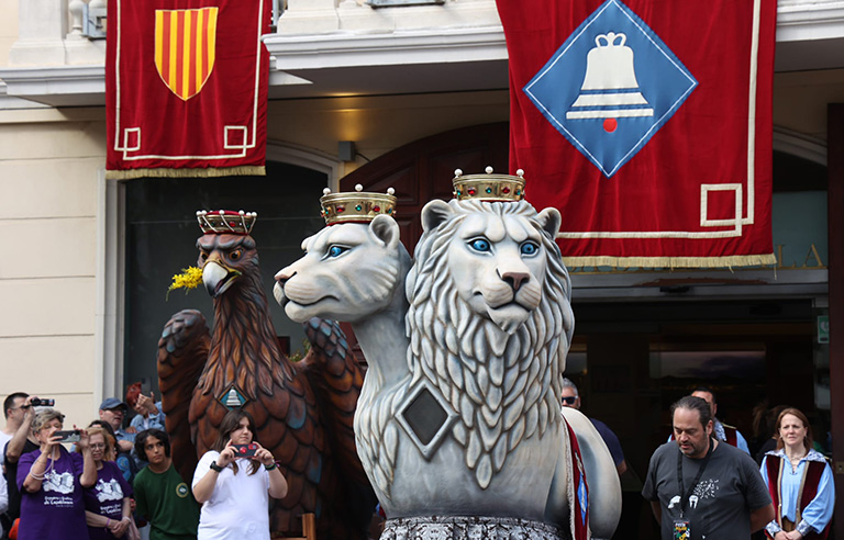 Li Lleoni es van unir a l'Àliga com a membres del bestiari de la ciutat