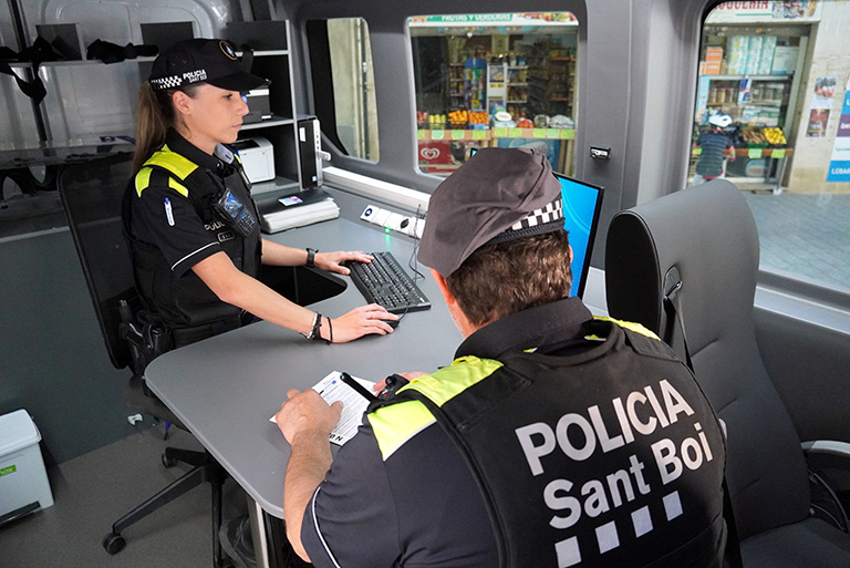 Dos agents de la Policia Local, a l'interior del vehicle