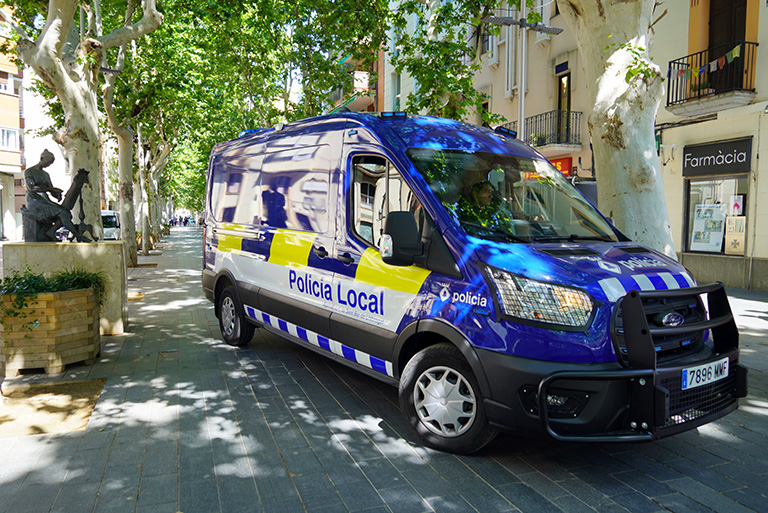 La furgoneta policial, a la rambla de Rafael Casanova