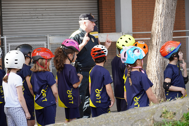 Escolars participants a l'activitat de Rodescola, camí de L'Olivera 