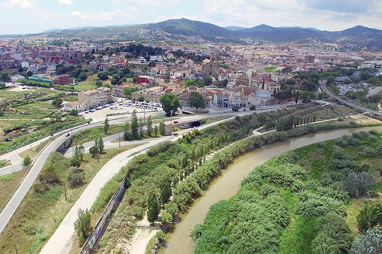 Vista aèria de Sant Boi, amb el riu Llobregat en primer pla