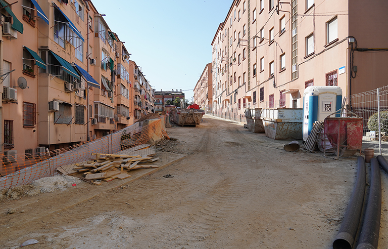 Aspecte del carrer de Mossèn Jacint Verdaguer a principis de juliol