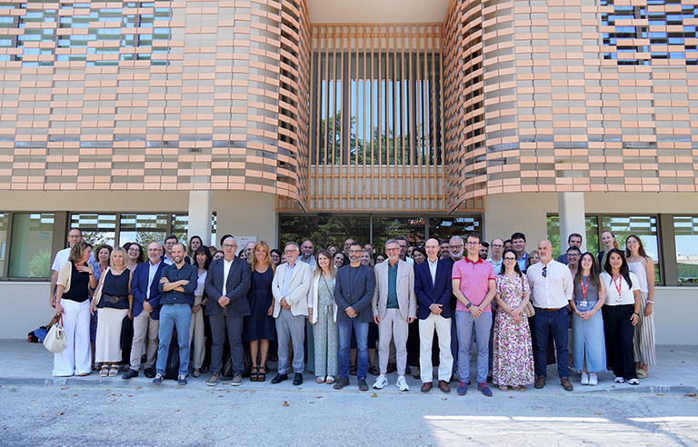 Foto de grup a l'exterior del centre després de l'acte d'inauguració