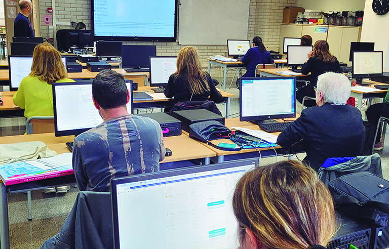 Una classe al Centre de Formació de Persones Adultes