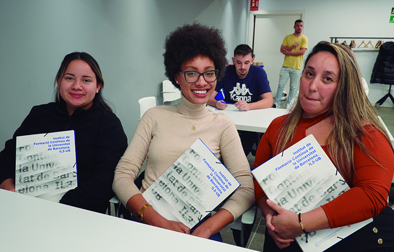 Tres alumnes de la primera edició dels cursos universitaris de logística