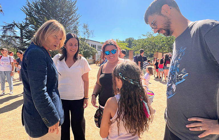 L'alcaldessa i la regidora d'Educació han visitat l'Escola Benviure 