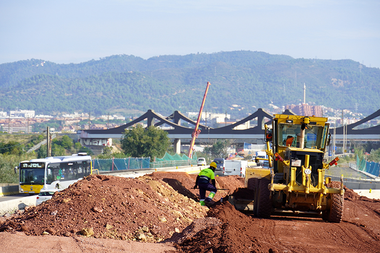 Les obres de l'autovia, al setembre de 2024, amb el pont de l'AVE al fons