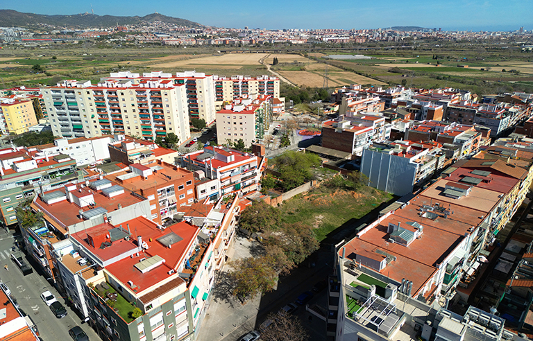 Vista aèria del solar on hi haurà un nou parc al carrer del Primer de Maig