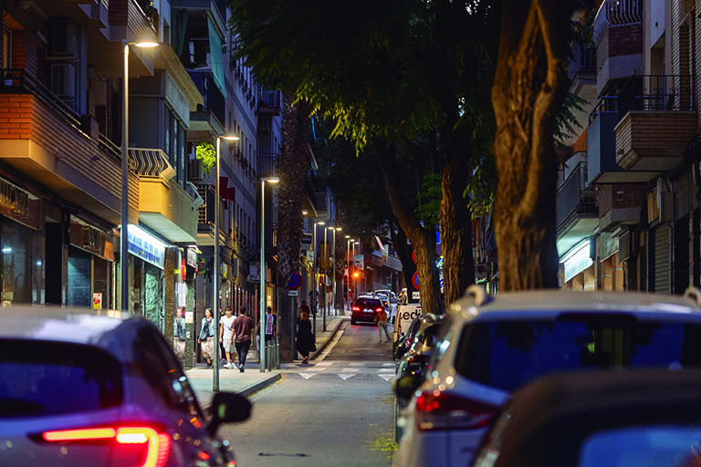 El carrer d'Antoni Gaudí de nit, amb les noves llumeneres