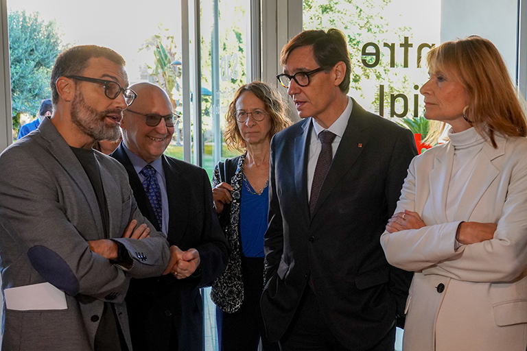 El president de la Generalitat, amb l'alcaldessa i el director del Parc Sanitari