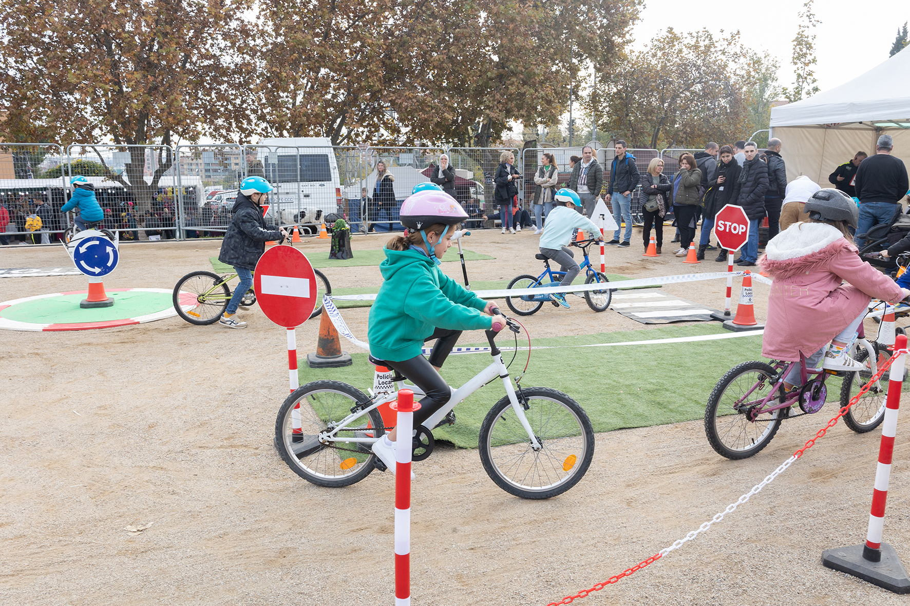 Nens al circuit d'educació viària 