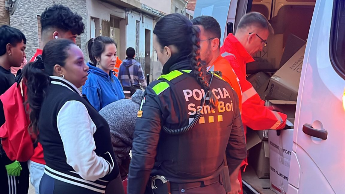 La Policia Local de Sant Boi ajuda víctimes de la dana sobre terreny