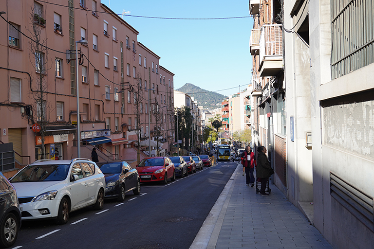 Les voreres s'han ampliat i la calçada s'ha reasfaltat