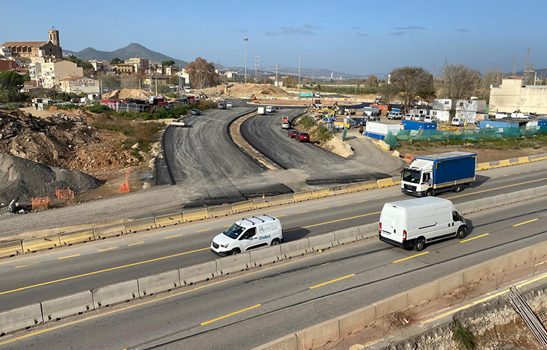 Imatge de la C-245 en primer terme, amb un dels trams nous per darrera