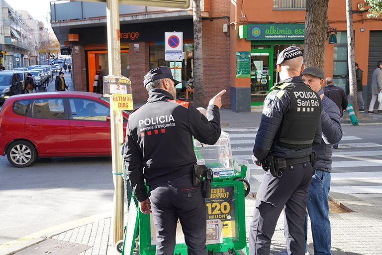 Patrulla conjunta al carrer de Francesc Macià 