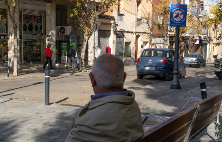 Espai públic amb el cartell de prohibit alimentar coloms