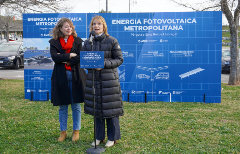 Lluïsa Moret i Janet Sanz a la presentació de la pèrgola fotovoltaica AMB