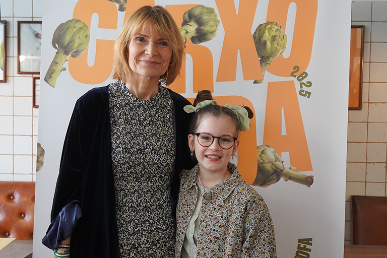 L'alcaldessa, Lluïsa Moret, i Valentina, la nena guanyadora de Masterchef Junior