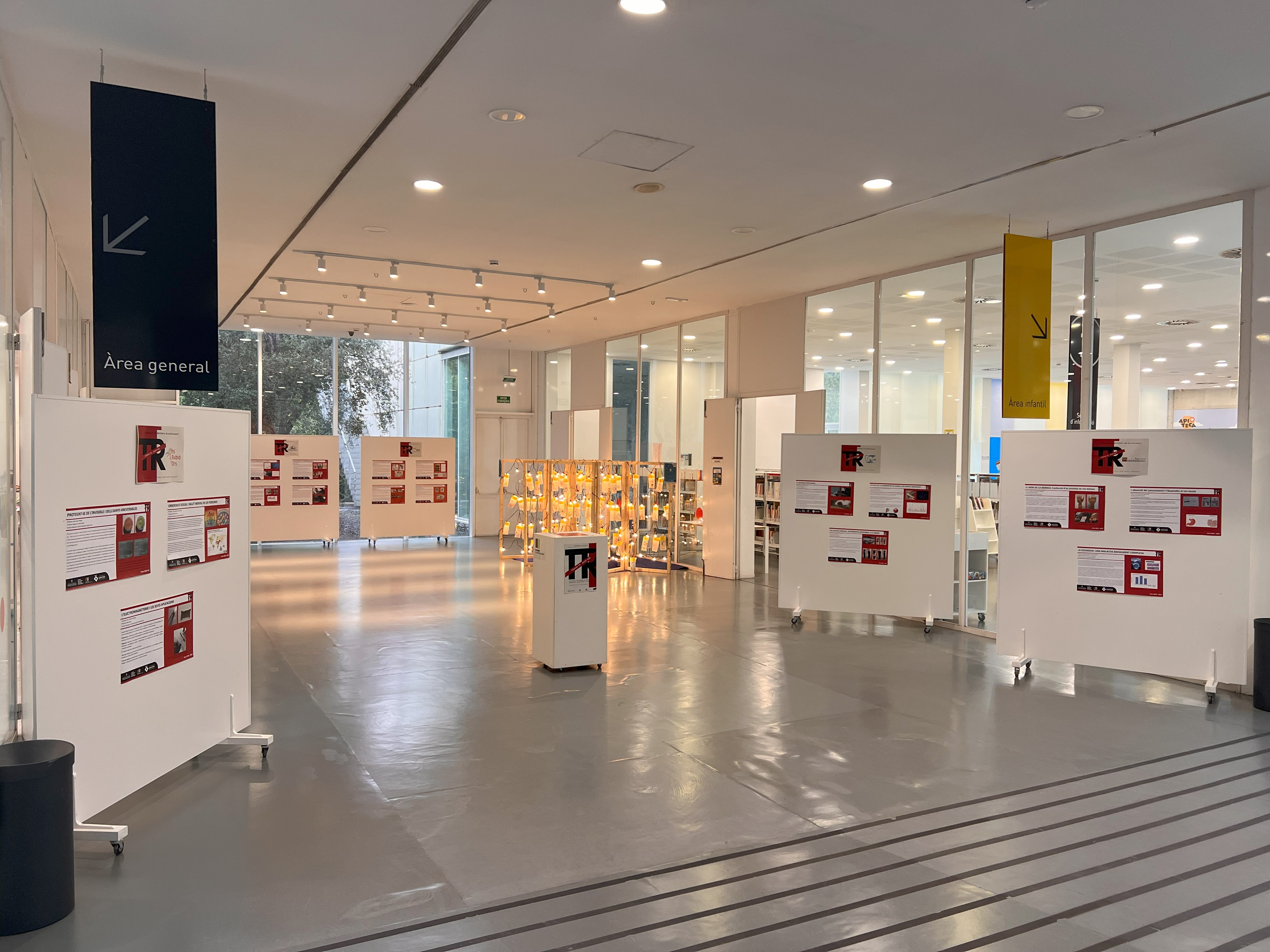 Exposició de cartells del Fòrum de Treballs de Recerca de Batxillerat a la Biblioteca Jordi Rubió i Balaguer