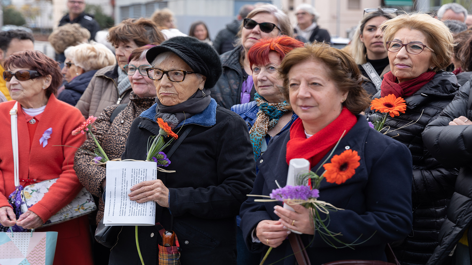 dia de la dona, dones amb flors