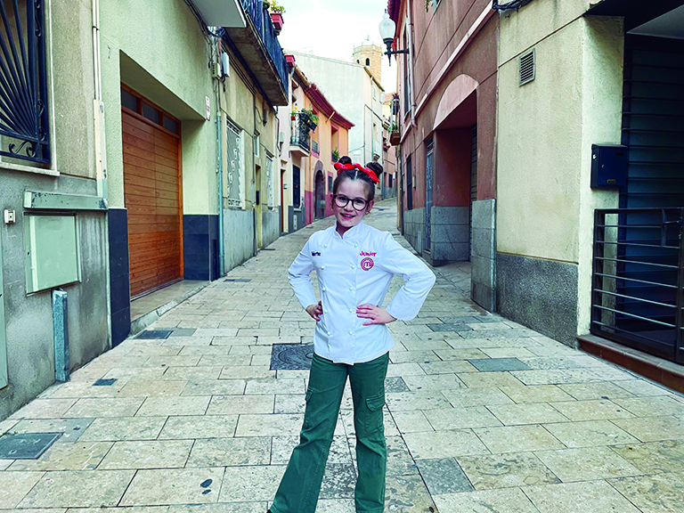 Valentina, guanyadora de Masterchef Junior, en un carrer del nucli antic de Sant Boi