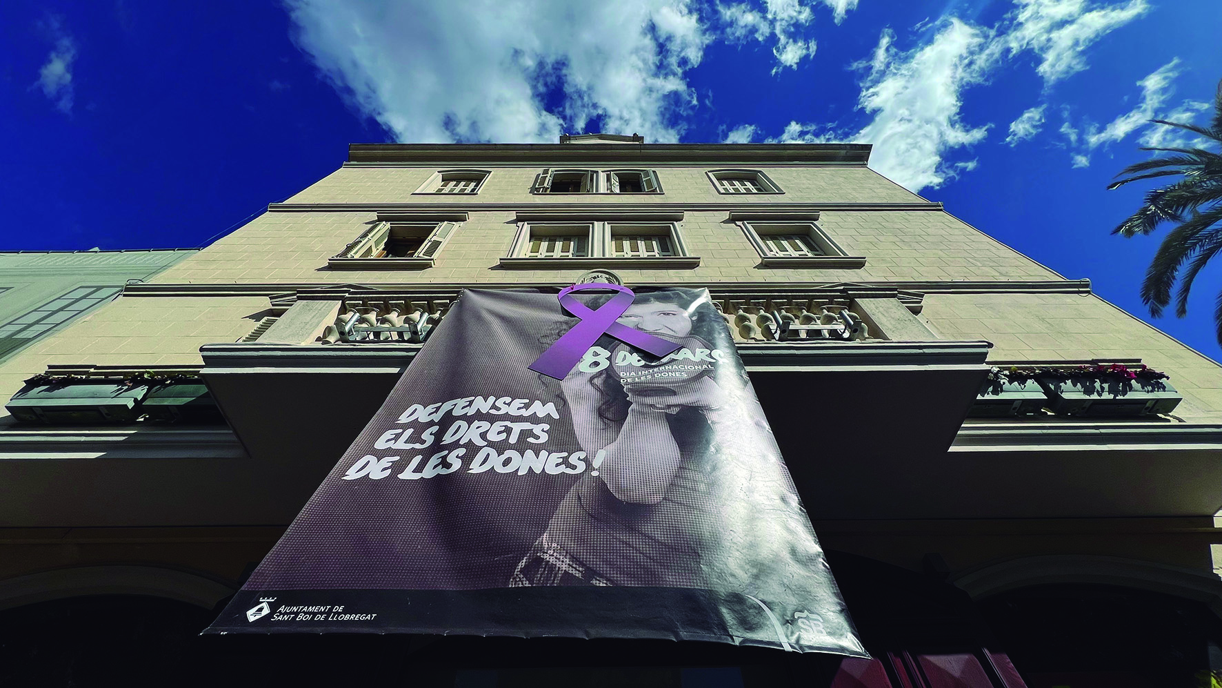 Façana de l'Ajuntament amb un cartell reivindicatiu de la igualtat