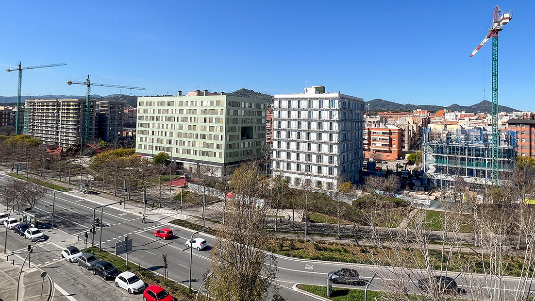 Vista de quatre edificis de promoció pública al Saló Central de Sant Boi