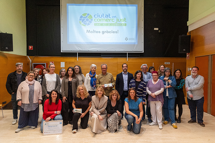 Foto de família de les persones assistents a l'acte institucional