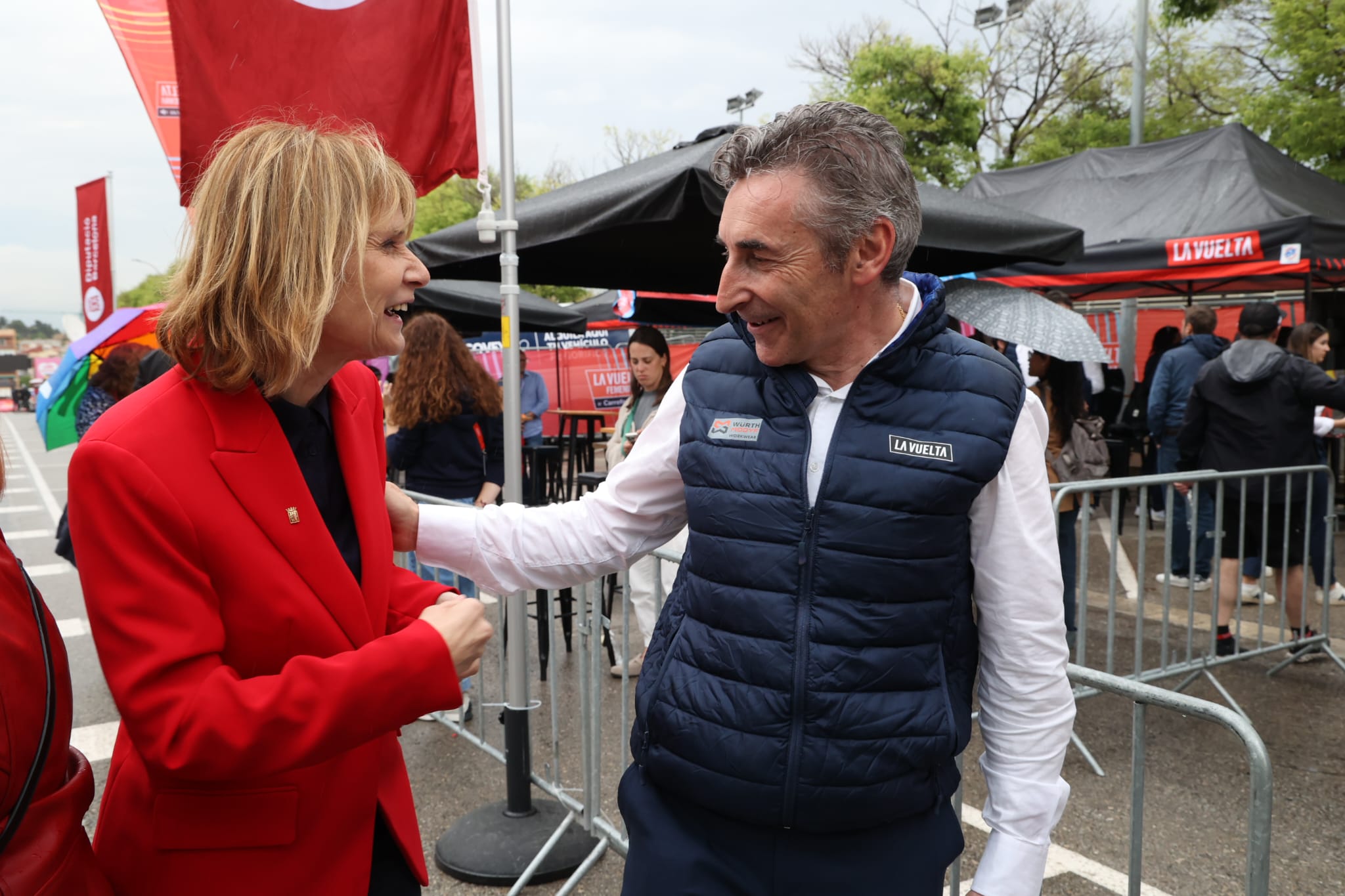 L'alcaldessa, amb el director de la cursa, l'exciclista Fernando Escartín
