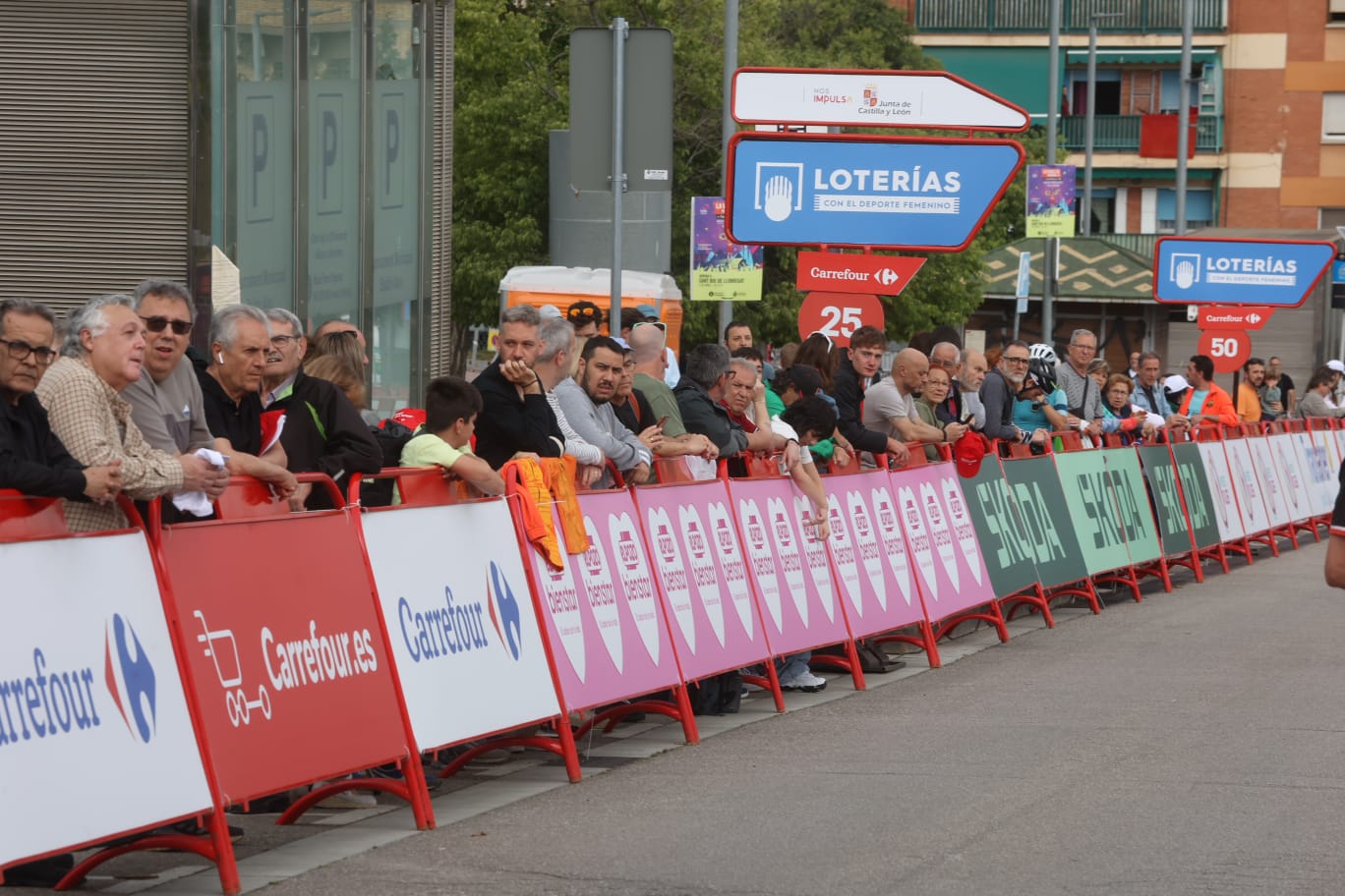 El públic s'ha concentrat per veure l'arribada de les ciclistes
