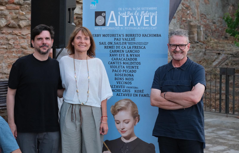 Víctor Partido, Lluïsa Moret i José Manuel González amb el cartell de l'Altaveu 2025