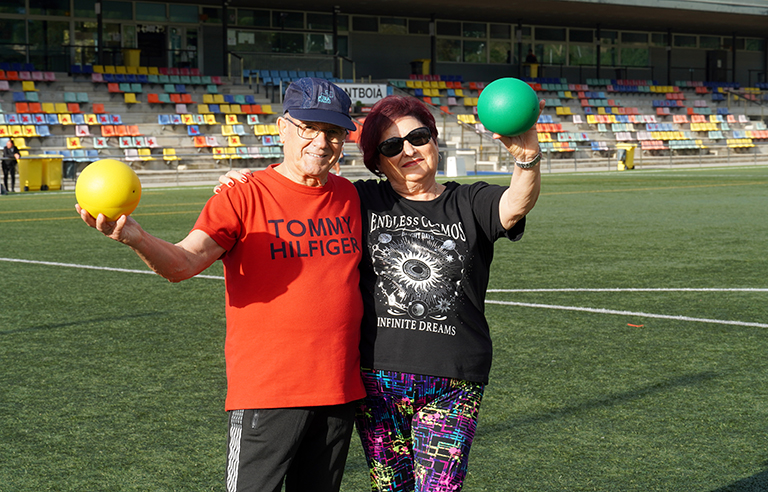 dues persones grans amb pilotes a les mans