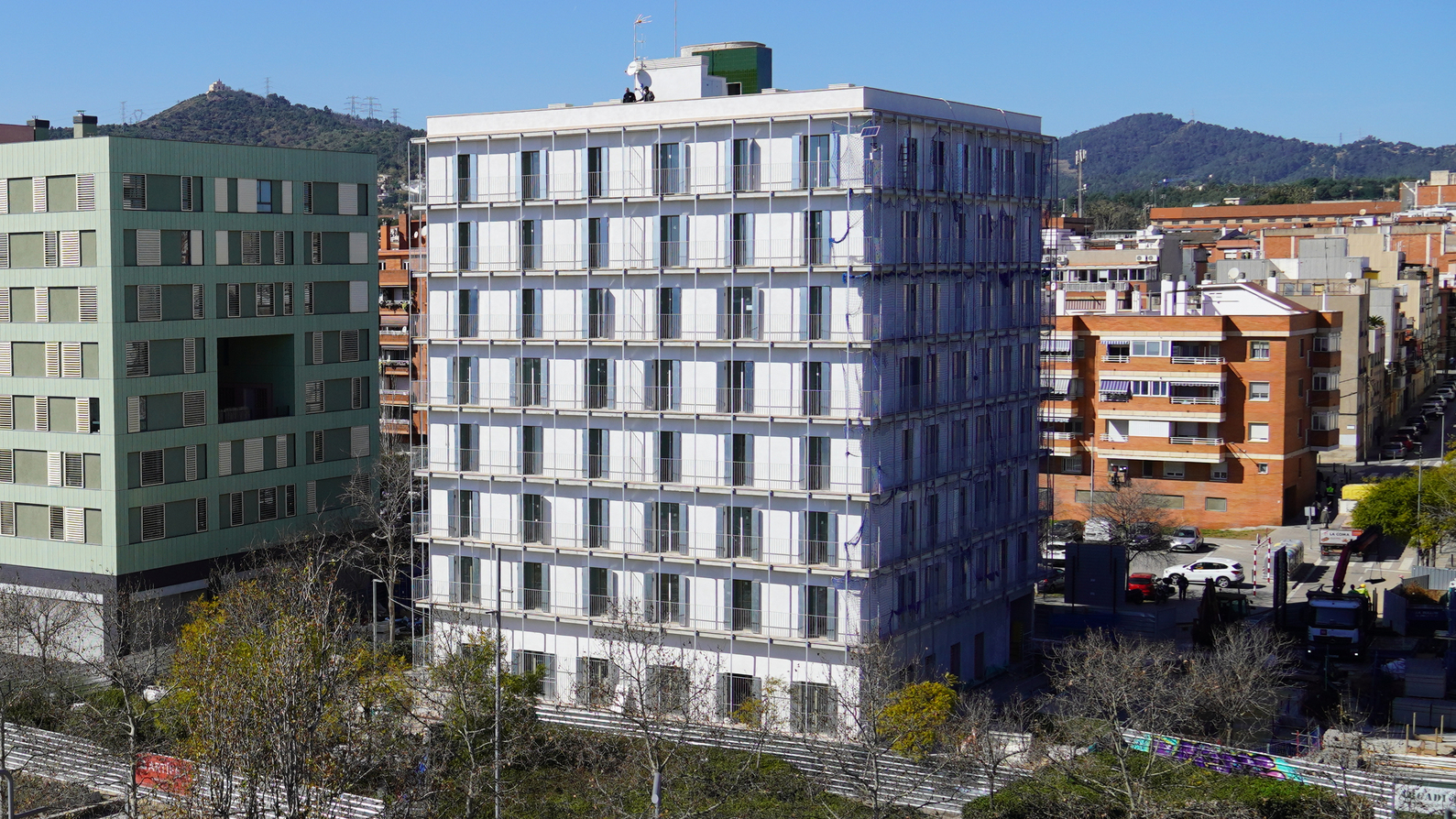 L'edifici està al peu de la C-245