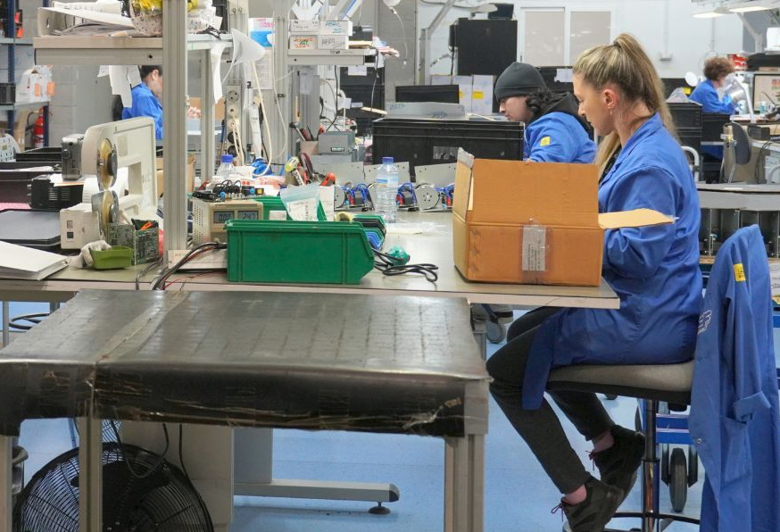 Persones treballant a una empresa de Sant Boi