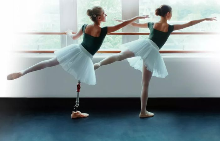 Dues ballarines fent l'arabesque en barra
