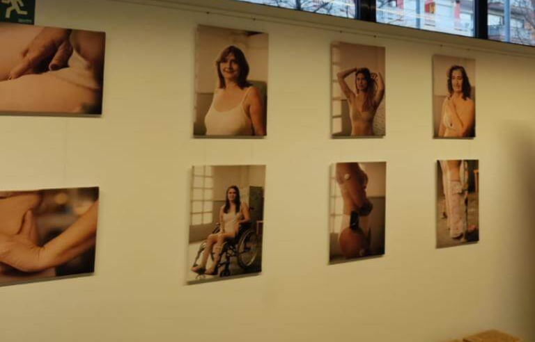 paret amb les fotografies de dones de l'exposició 