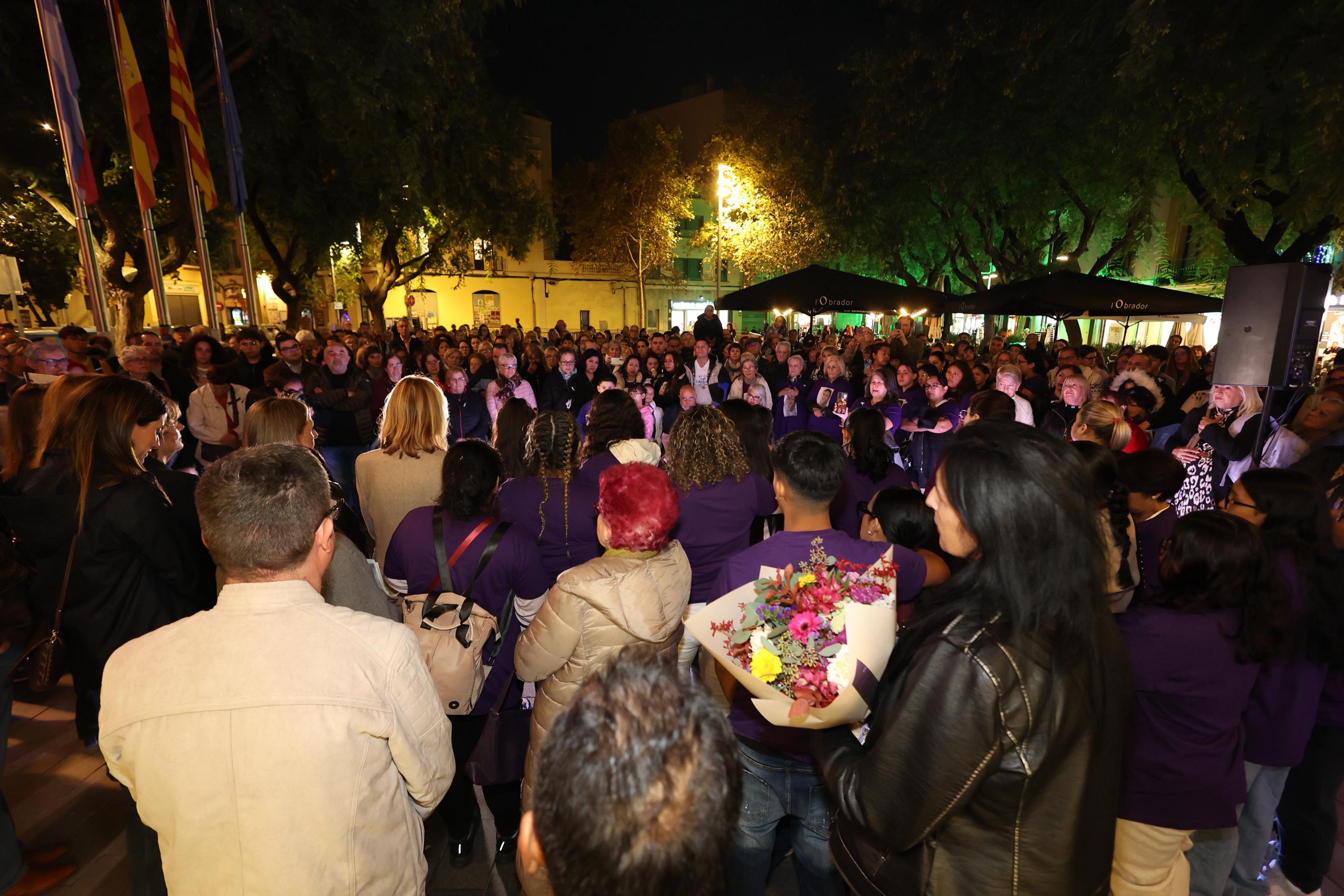 Unes 150 persones s'han concentrat a la plaça de l'Ajuntament