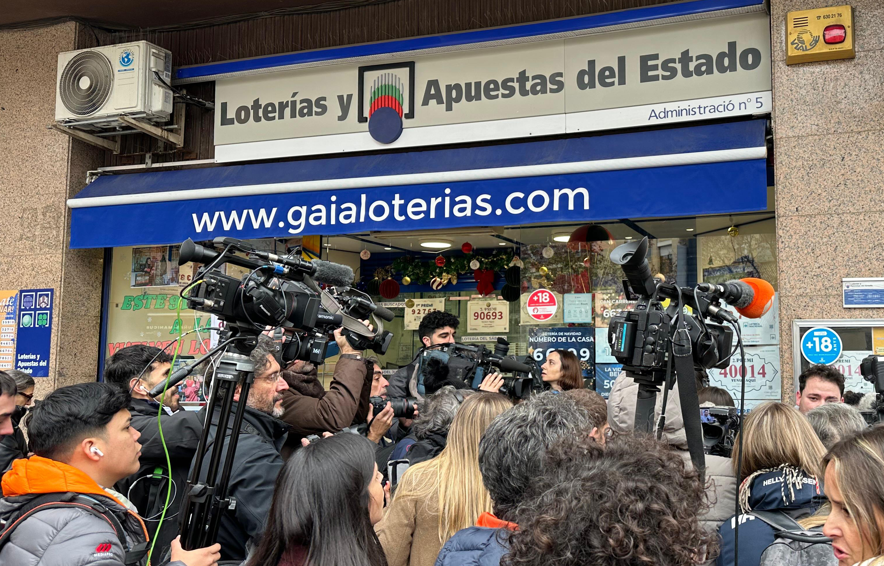 Els mitjans s'han concentrat davant l'administració de loteria